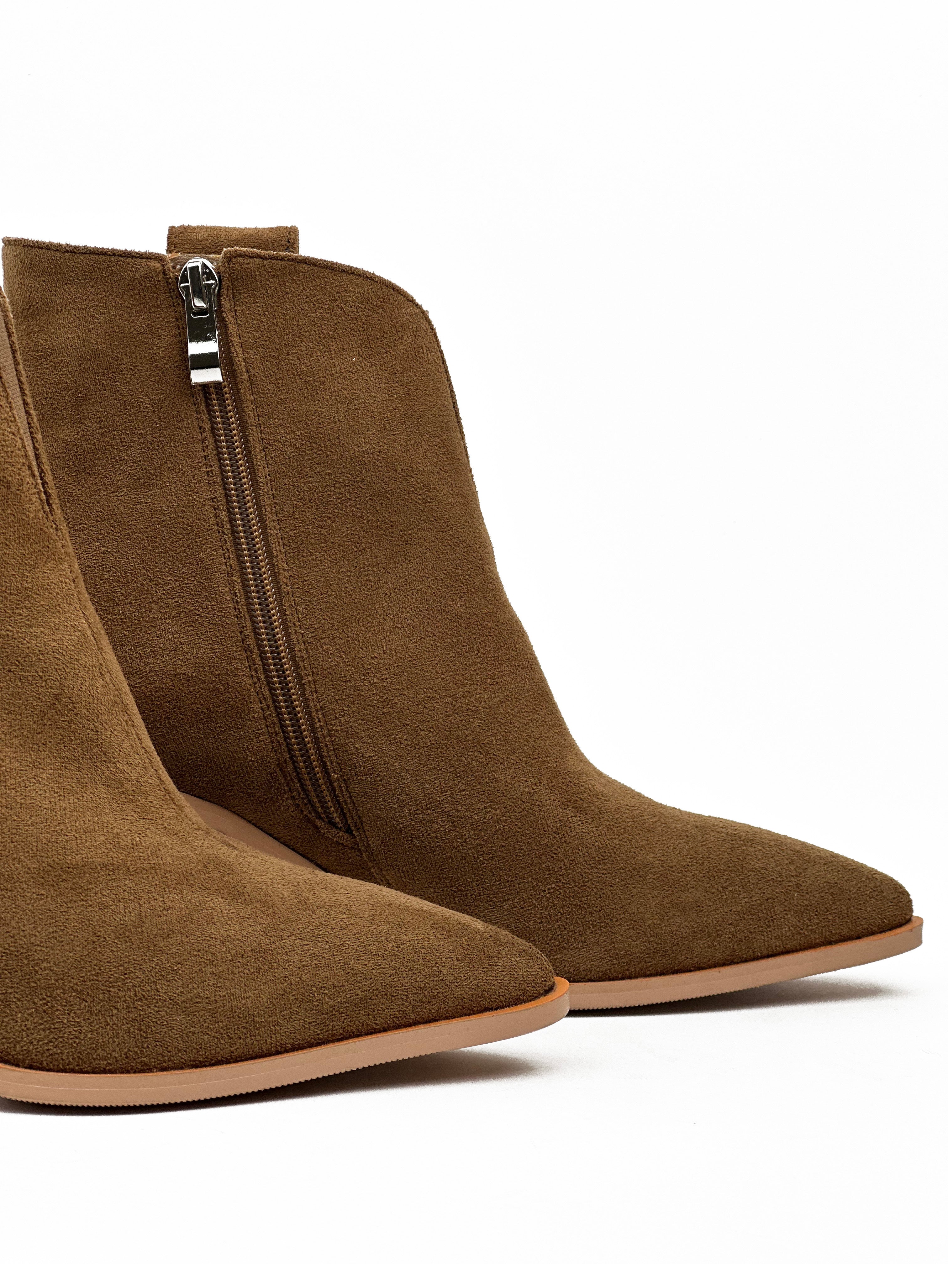 بوت قصير من الجلد المدبوغ