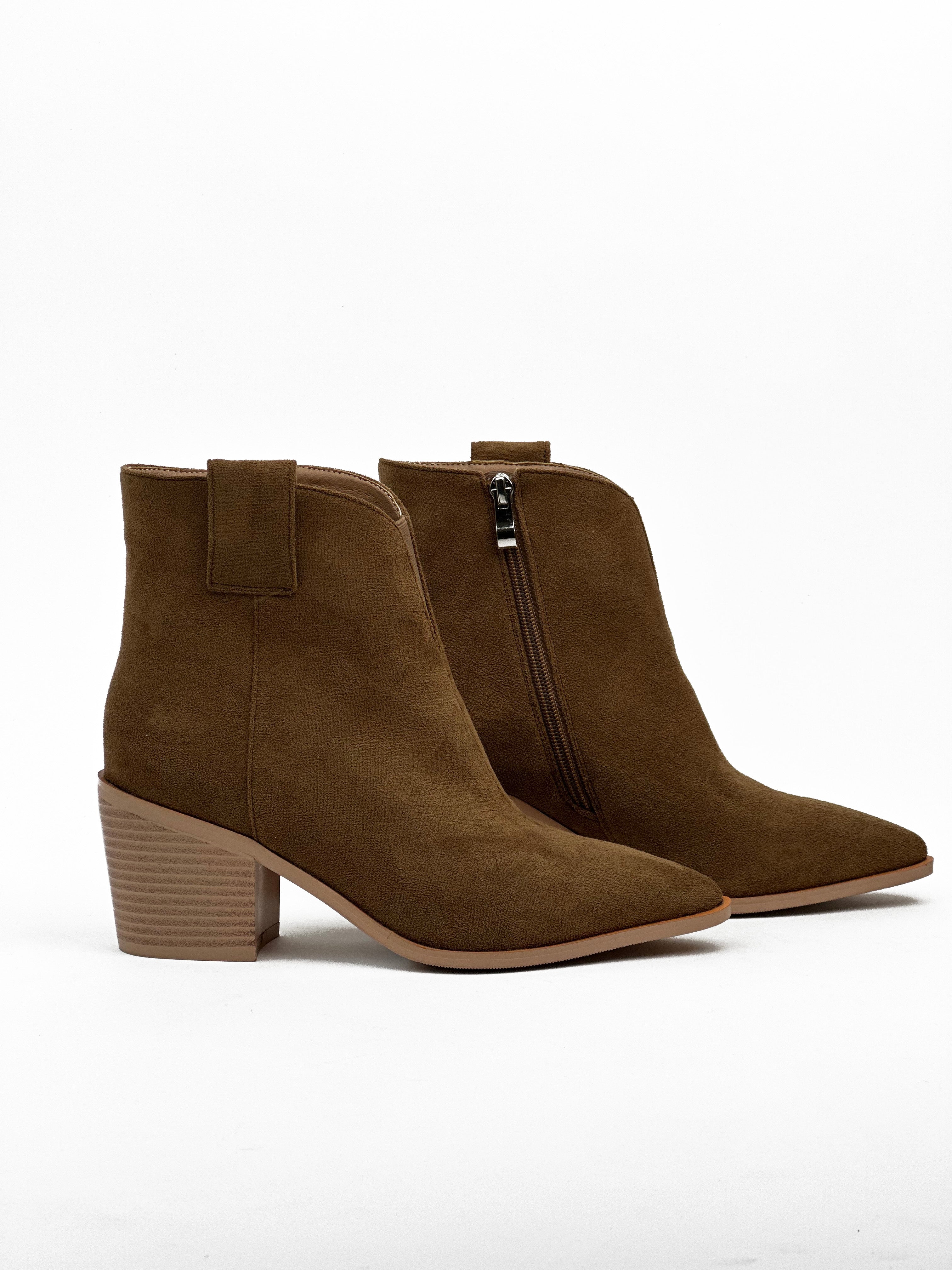 بوت قصير من الجلد المدبوغ