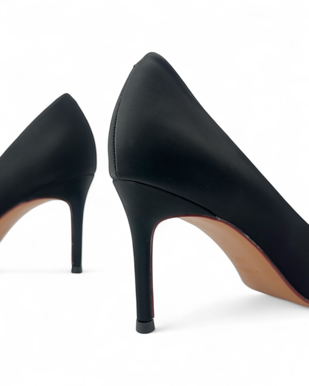 Classic mid-heel shoes in matte leather