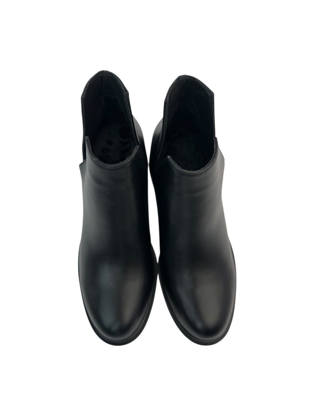 حذاء كلاسيكي قصير من الجلد مع فتحة جانبية على شكل حرف V