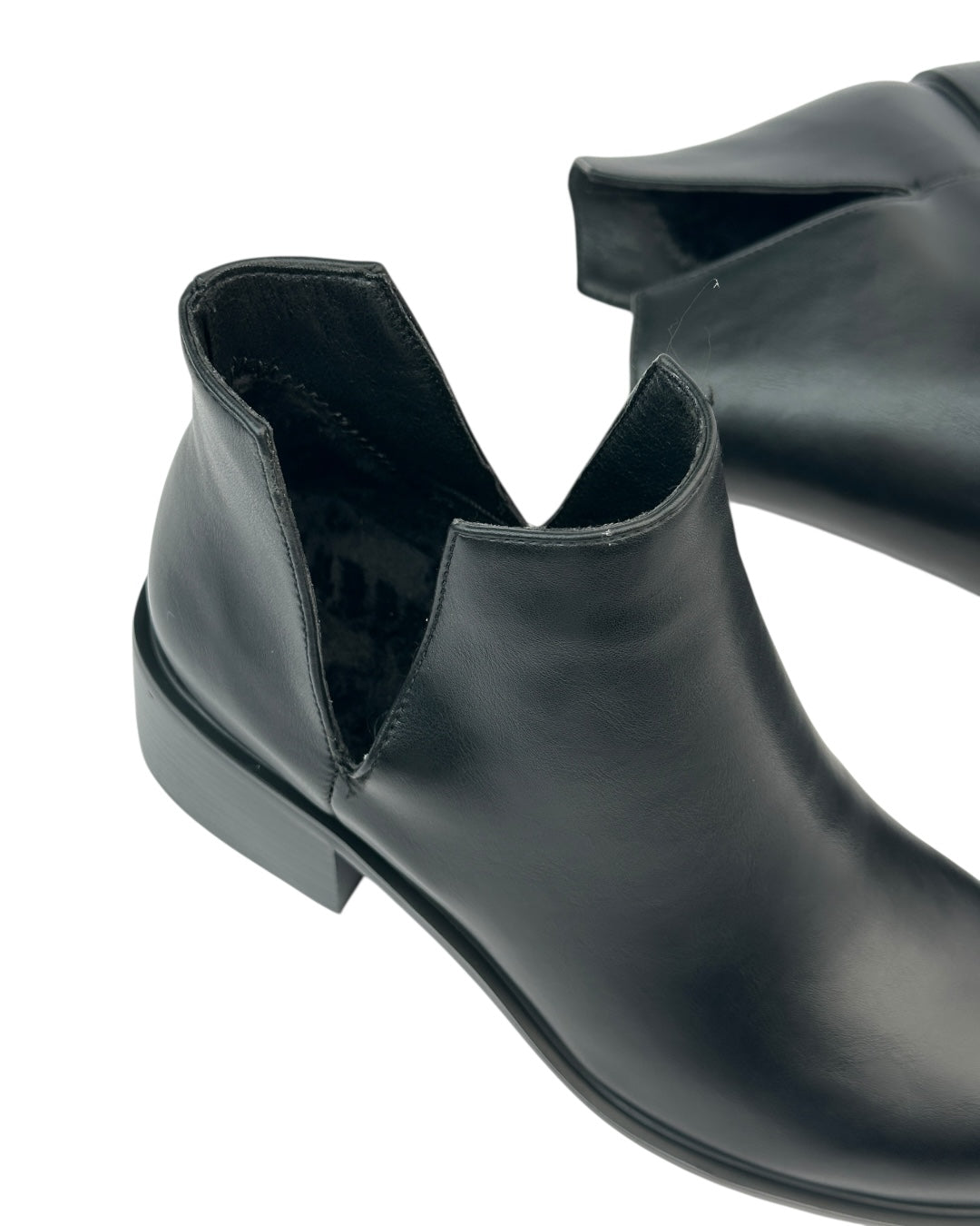 حذاء كلاسيكي قصير من الجلد مع فتحة جانبية على شكل حرف V