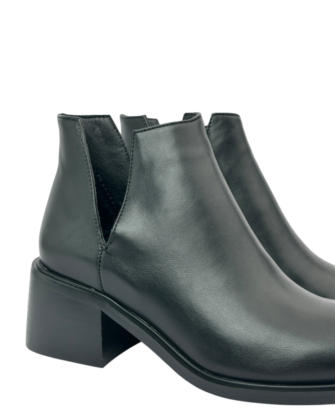 حذاء كلاسيكي قصير من الجلد مع فتحة جانبية على شكل حرف V