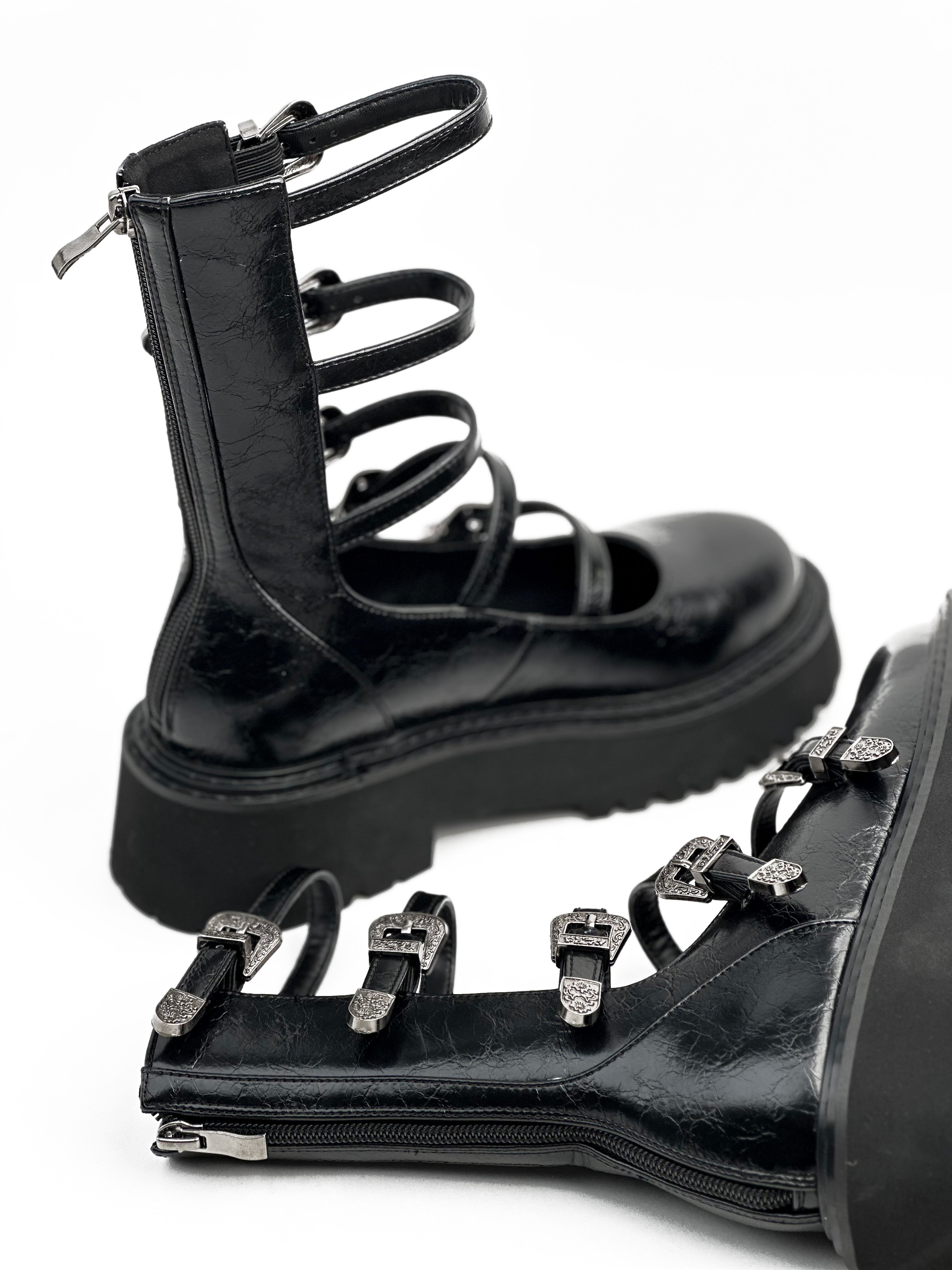 حذاء بوت قصير مفتوح من الأمام مزود بإبزيم معدني