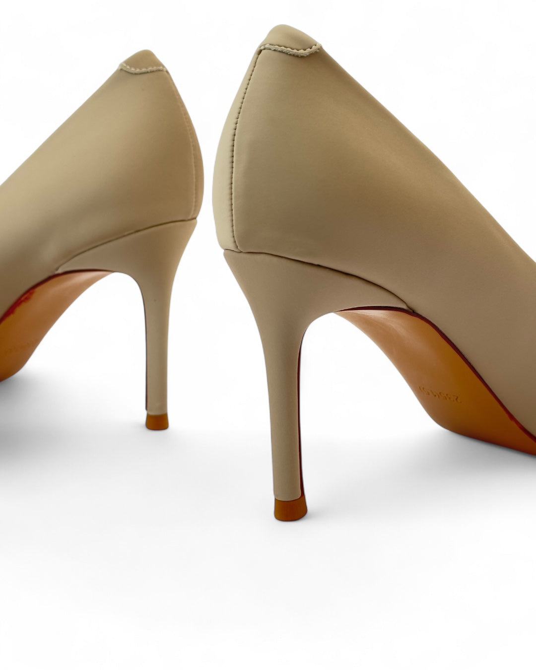 Classic mid-heel shoes in matte leather