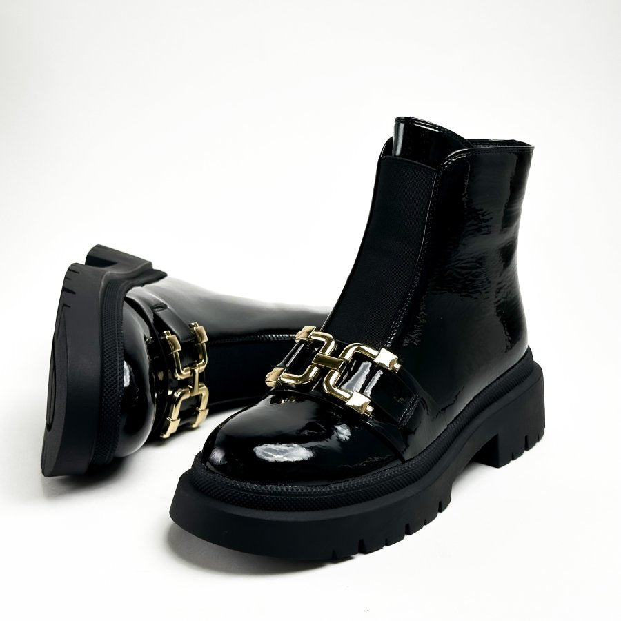 أحذية قصيرة الساق من الجلد الأسود اللامع