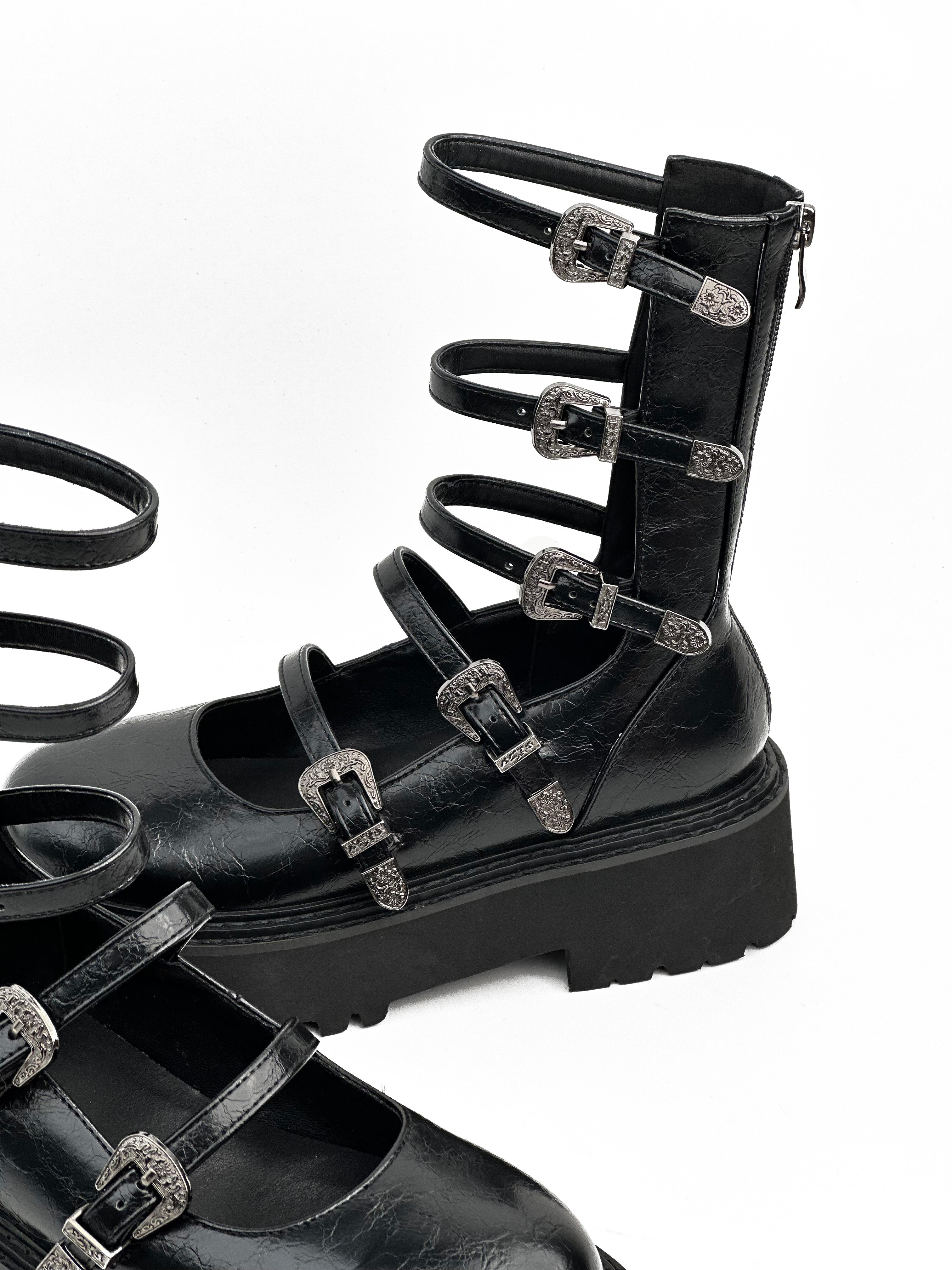 حذاء بوت قصير مفتوح من الأمام مزود بإبزيم معدني