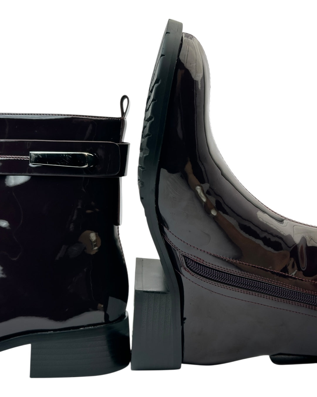 حذاء من الجلد اللامع مزود بإبزيم جانبي وكعب مسطح