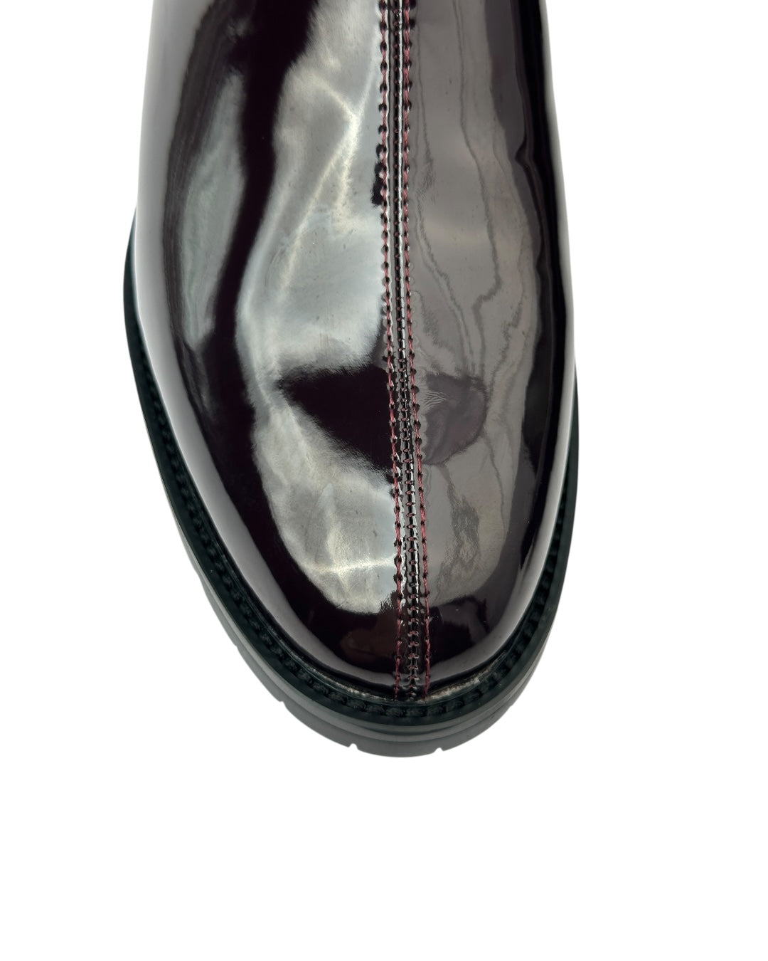 حذاء من الجلد اللامع مزود بإبزيم جانبي وكعب مسطح