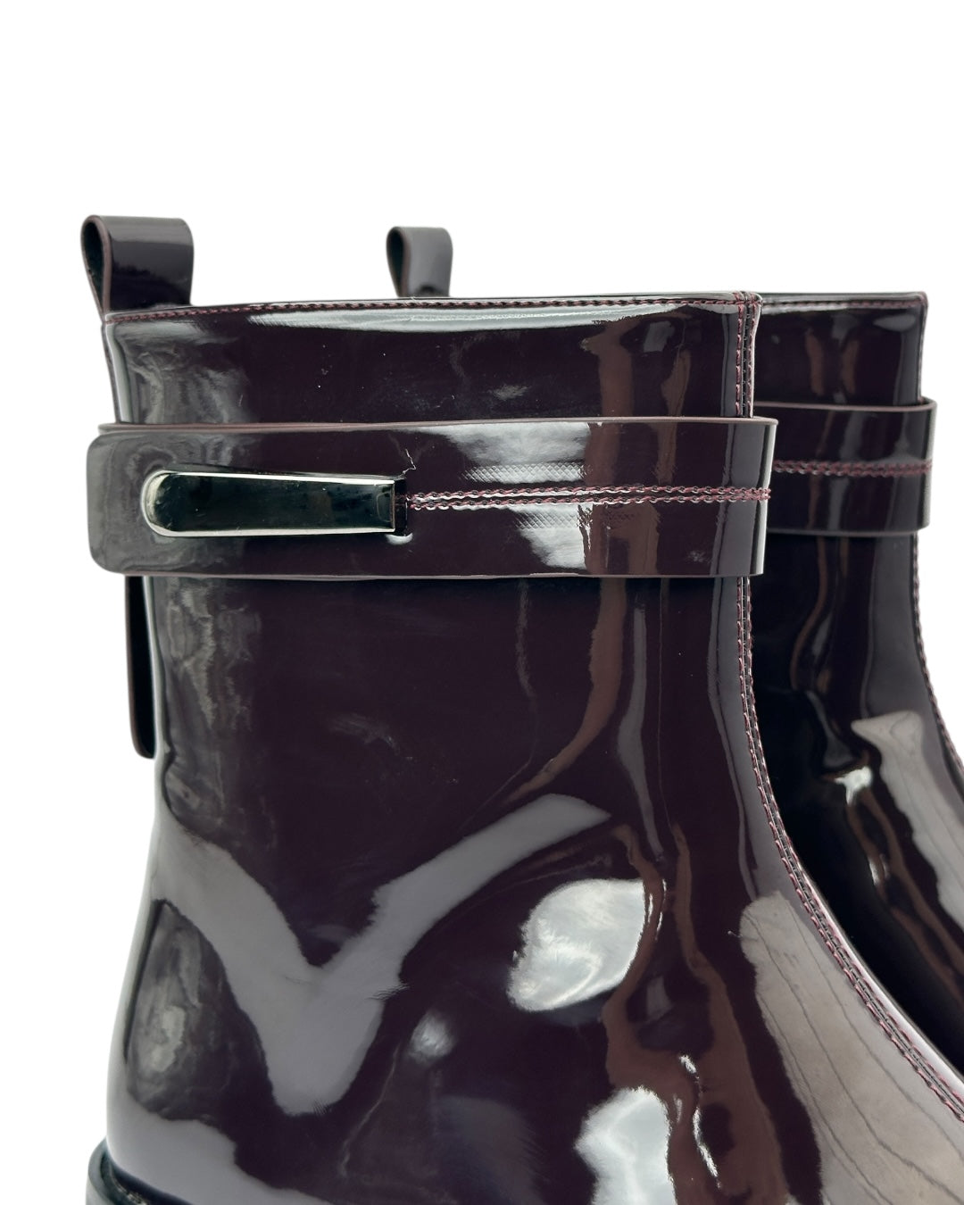 حذاء من الجلد اللامع مزود بإبزيم جانبي وكعب مسطح