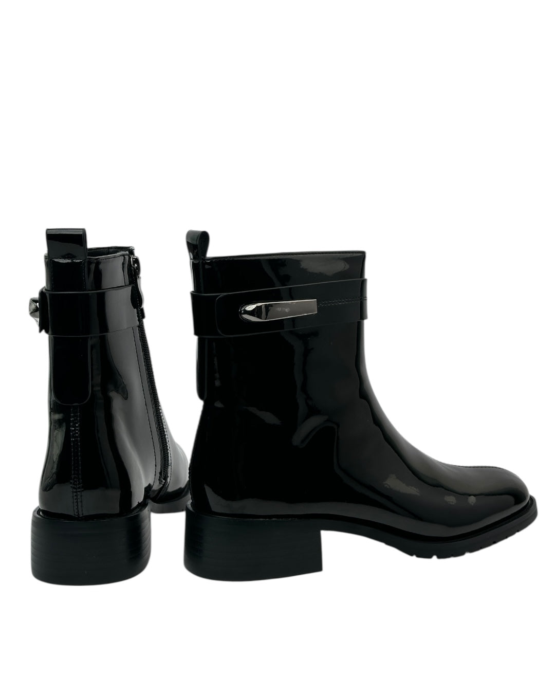 حذاء من الجلد اللامع مزود بإبزيم جانبي وكعب مسطح