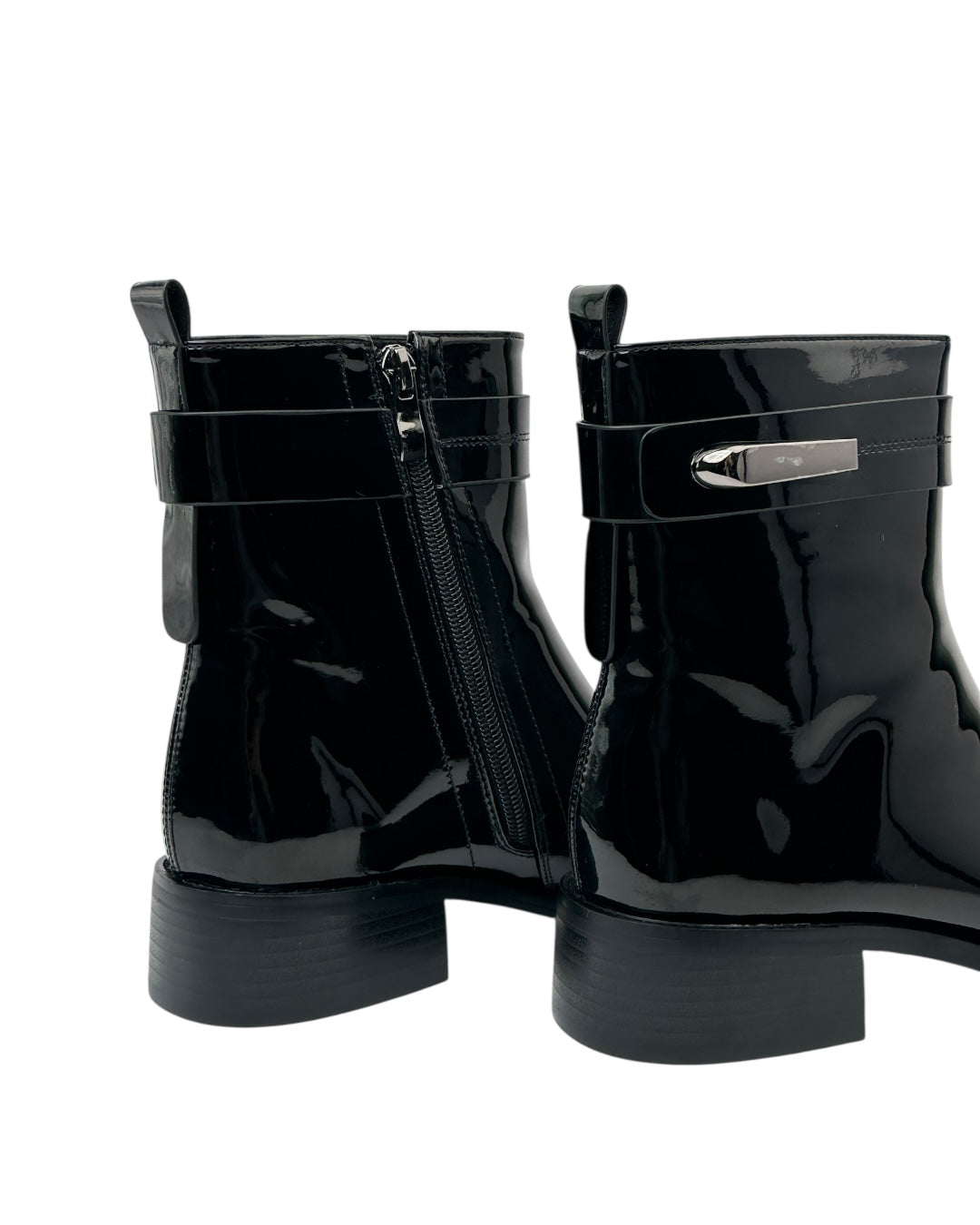 حذاء من الجلد اللامع مزود بإبزيم جانبي وكعب مسطح