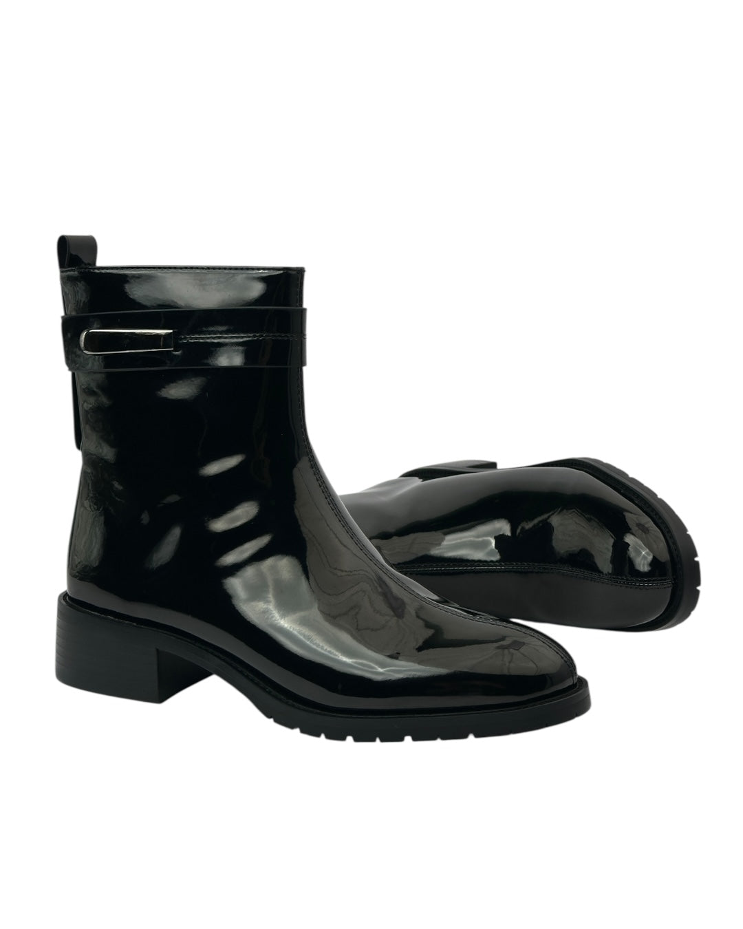 حذاء من الجلد اللامع مزود بإبزيم جانبي وكعب مسطح