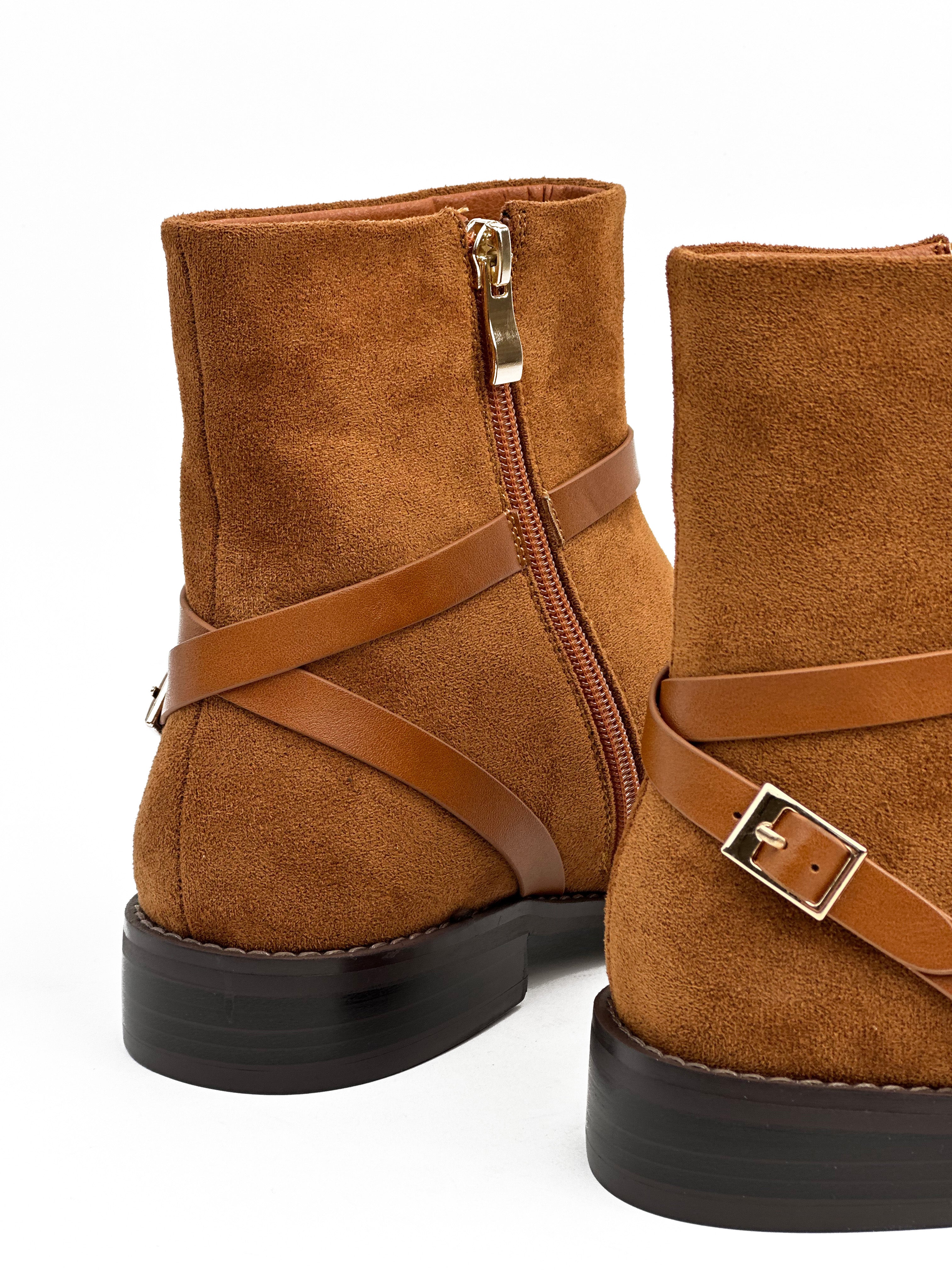 حذاء قصير من جلد الغزال بلون العسل