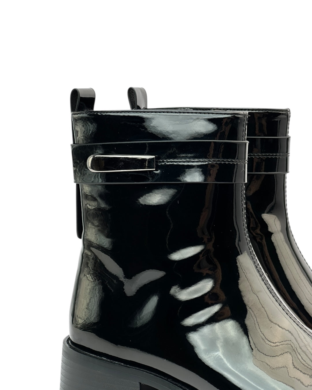 حذاء من الجلد اللامع مزود بإبزيم جانبي وكعب مسطح