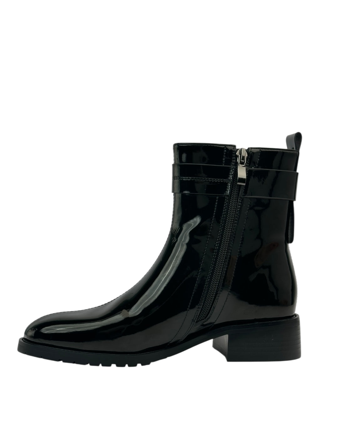 حذاء من الجلد اللامع مزود بإبزيم جانبي وكعب مسطح