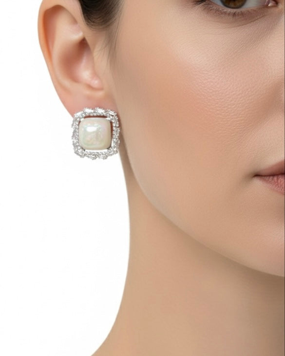 أقراط مرصعة بالزركون واللؤلؤ