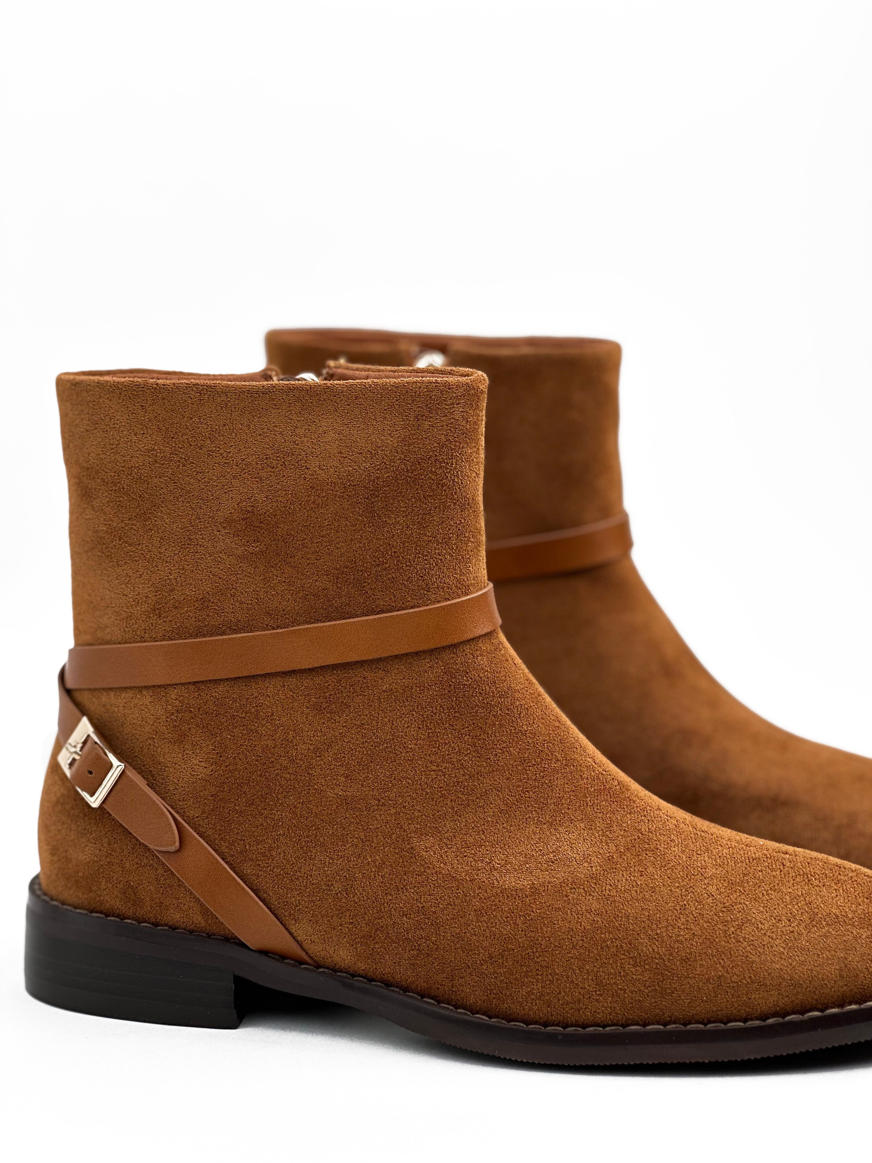 حذاء قصير من جلد الغزال بلون العسل