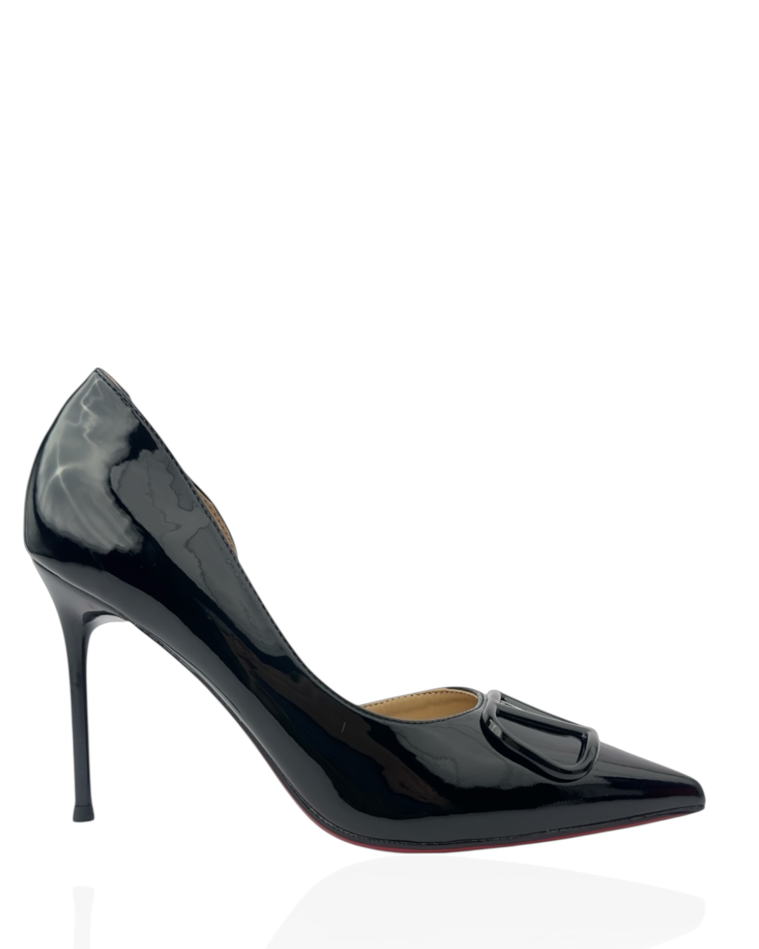 حذاء كلاسيكي بكعب عالٍ من الجلد اللامع ونعل أحمر