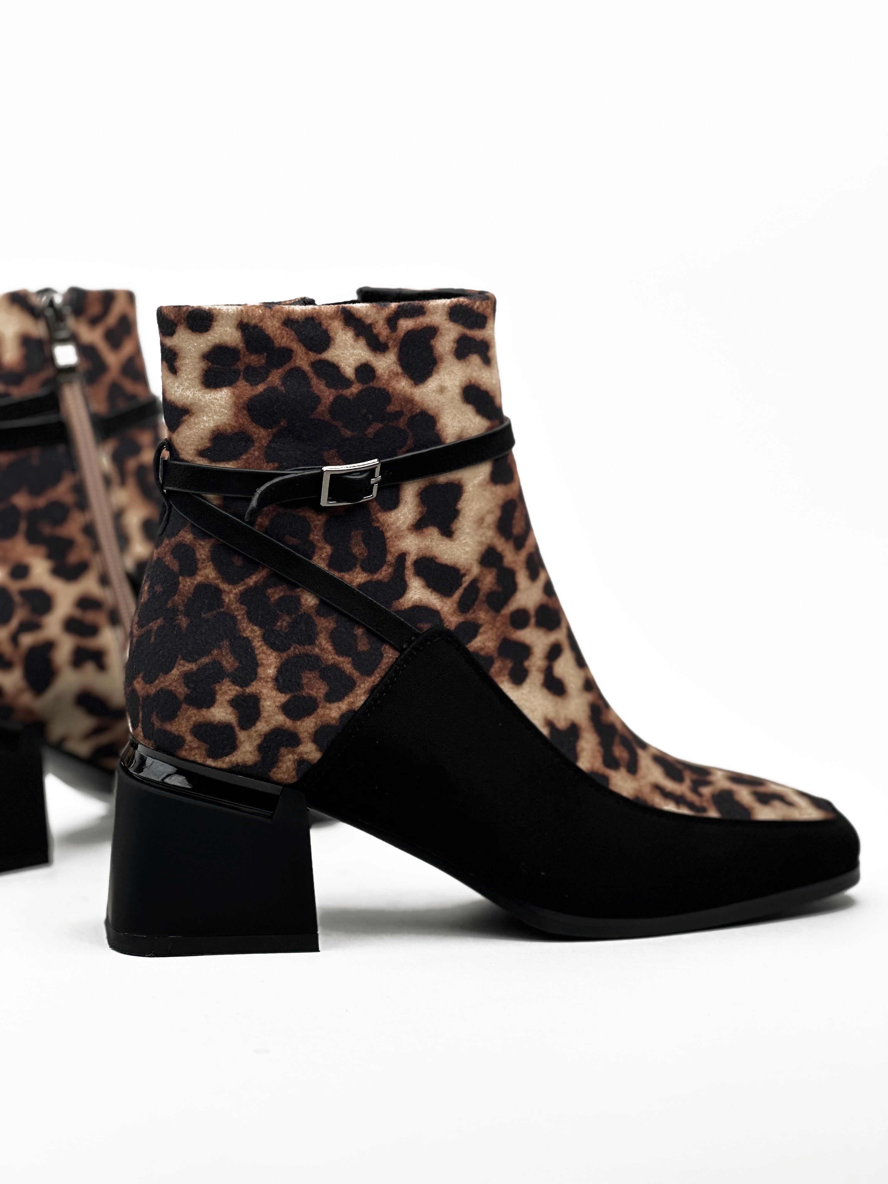 أحذية متوسطة الطول من جلد الغزال بنقشة جلد النمر