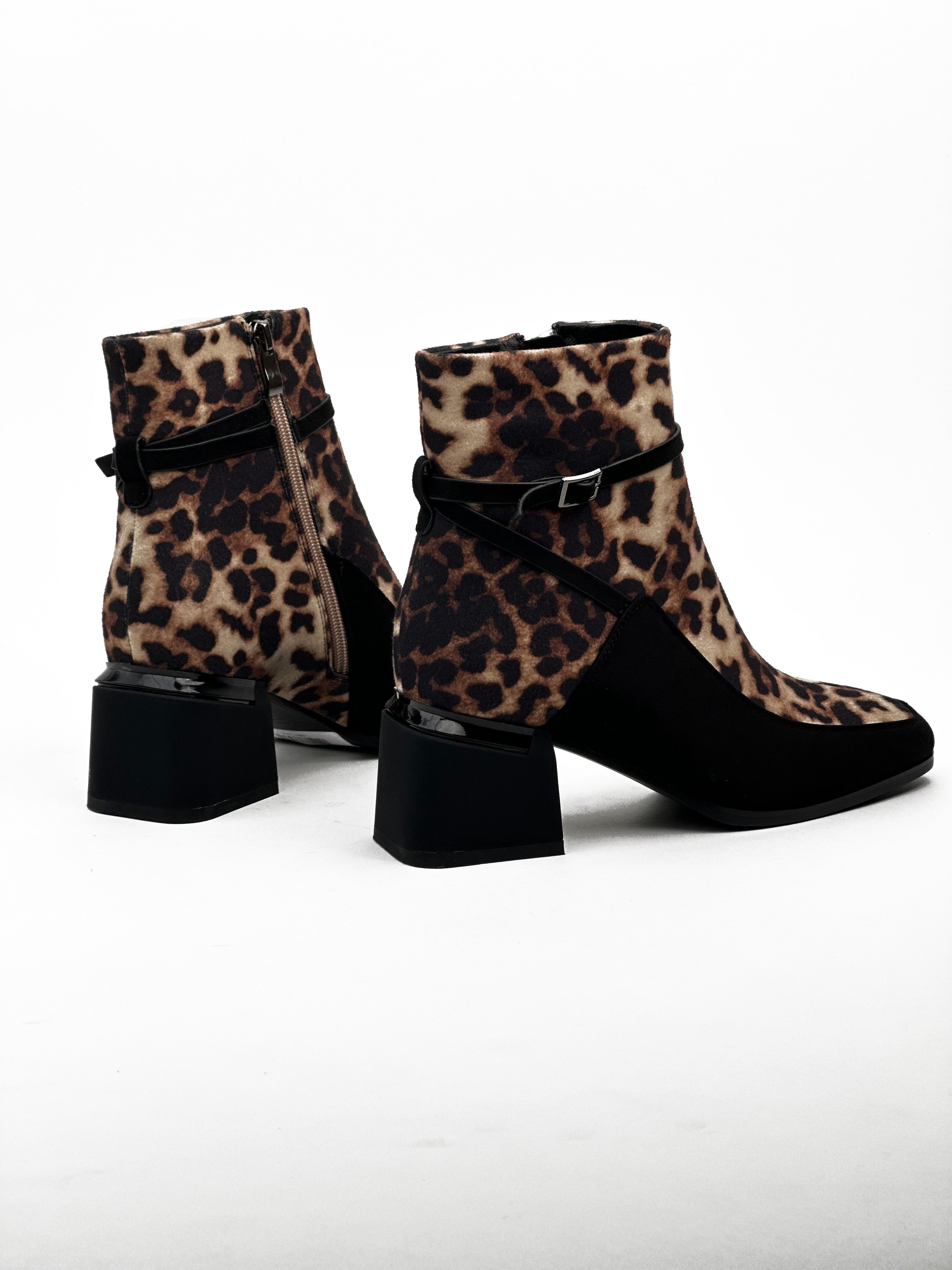 أحذية متوسطة الطول من جلد الغزال بنقشة جلد النمر