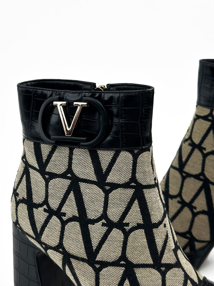 أحذية جلدية سوداء وبيج متوسطة الطول