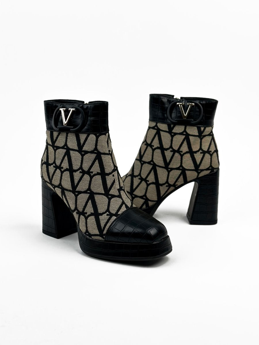 أحذية جلدية سوداء وبيج متوسطة الطول