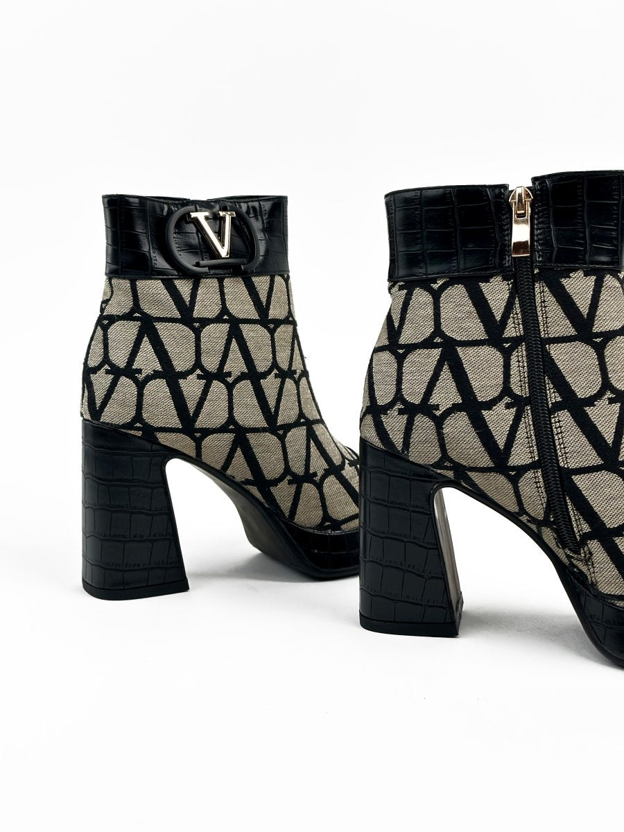 أحذية جلدية سوداء وبيج متوسطة الطول