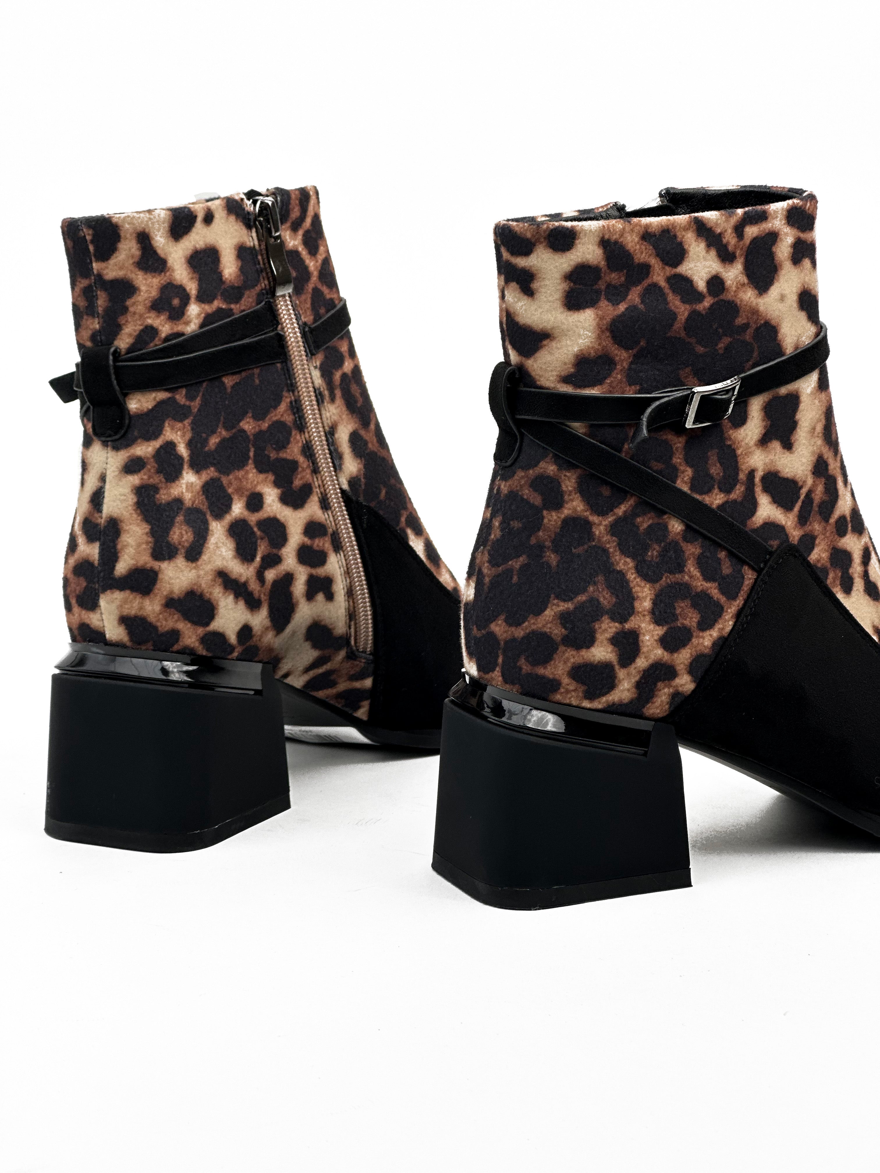 أحذية متوسطة الطول من جلد الغزال بنقشة جلد النمر