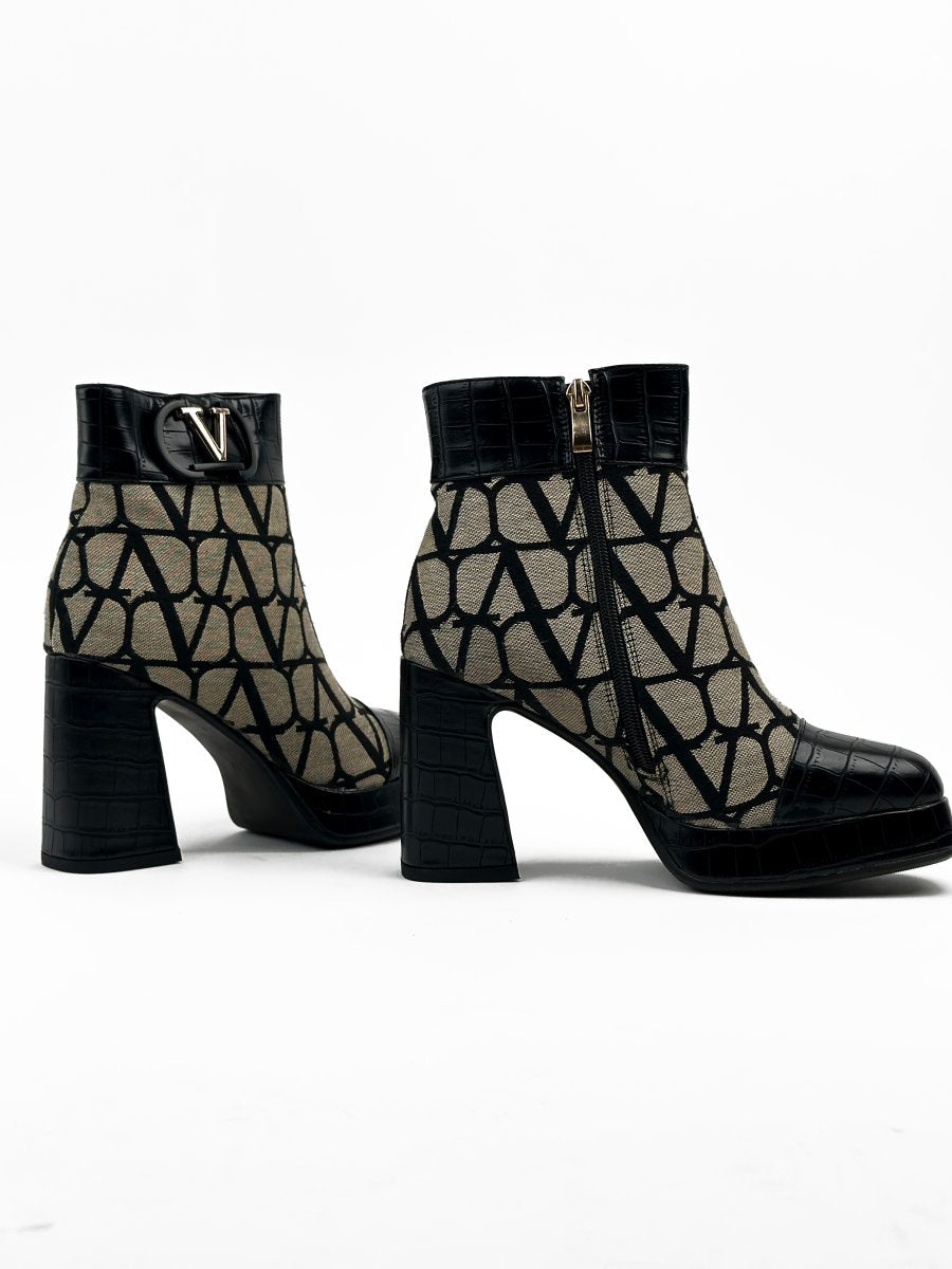 أحذية جلدية سوداء وبيج متوسطة الطول