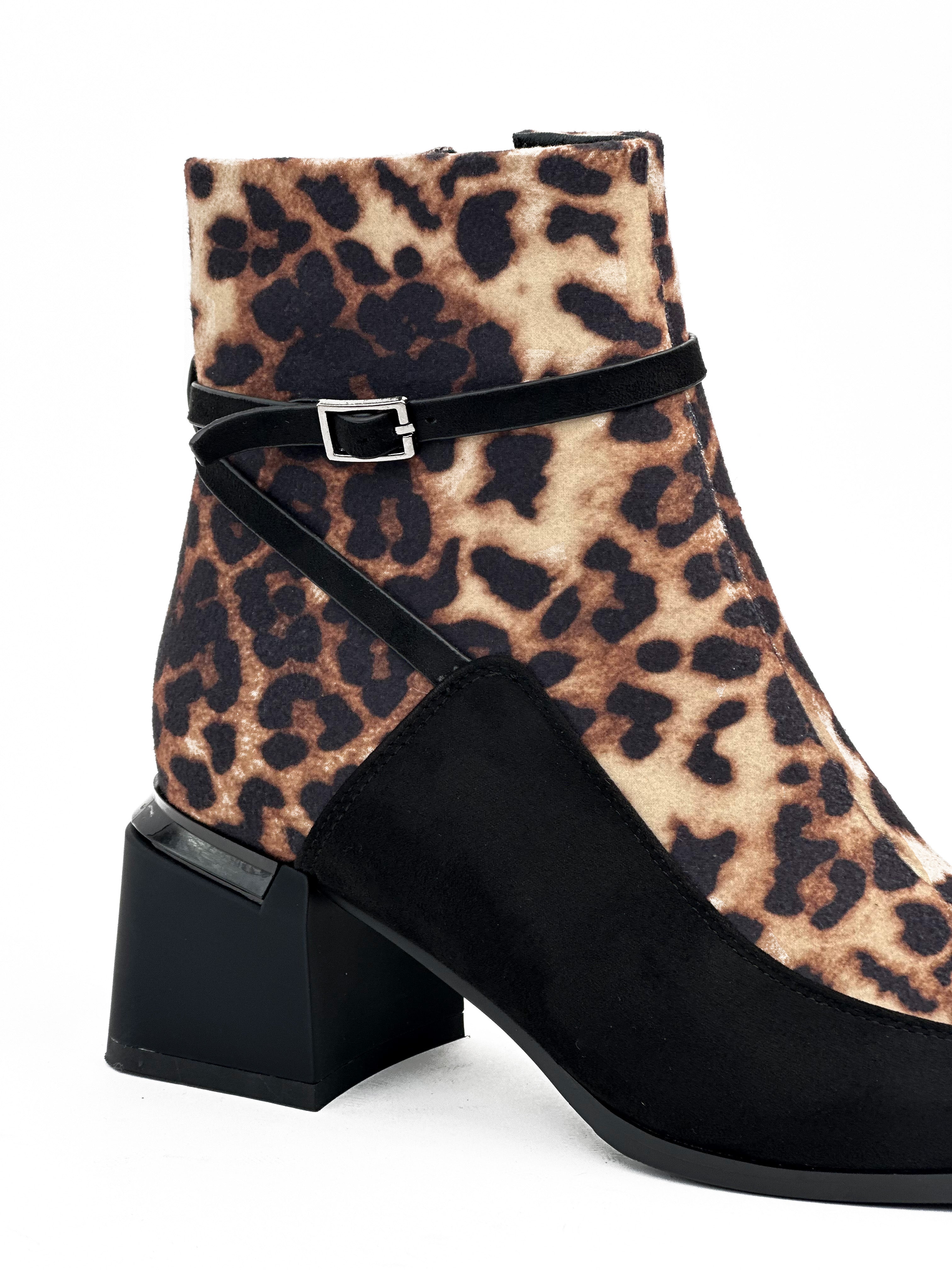 أحذية متوسطة الطول من جلد الغزال بنقشة جلد النمر