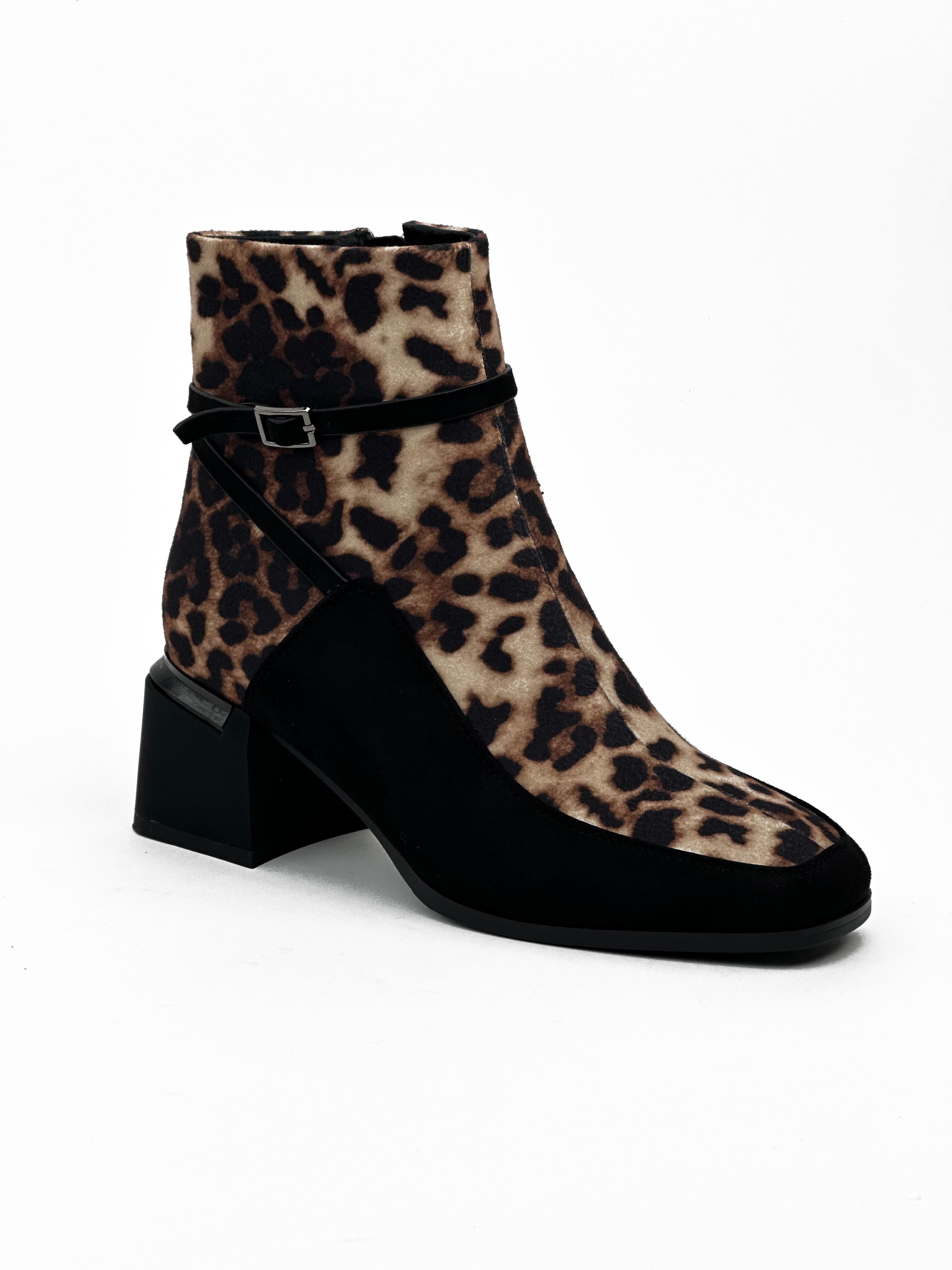 أحذية متوسطة الطول من جلد الغزال بنقشة جلد النمر