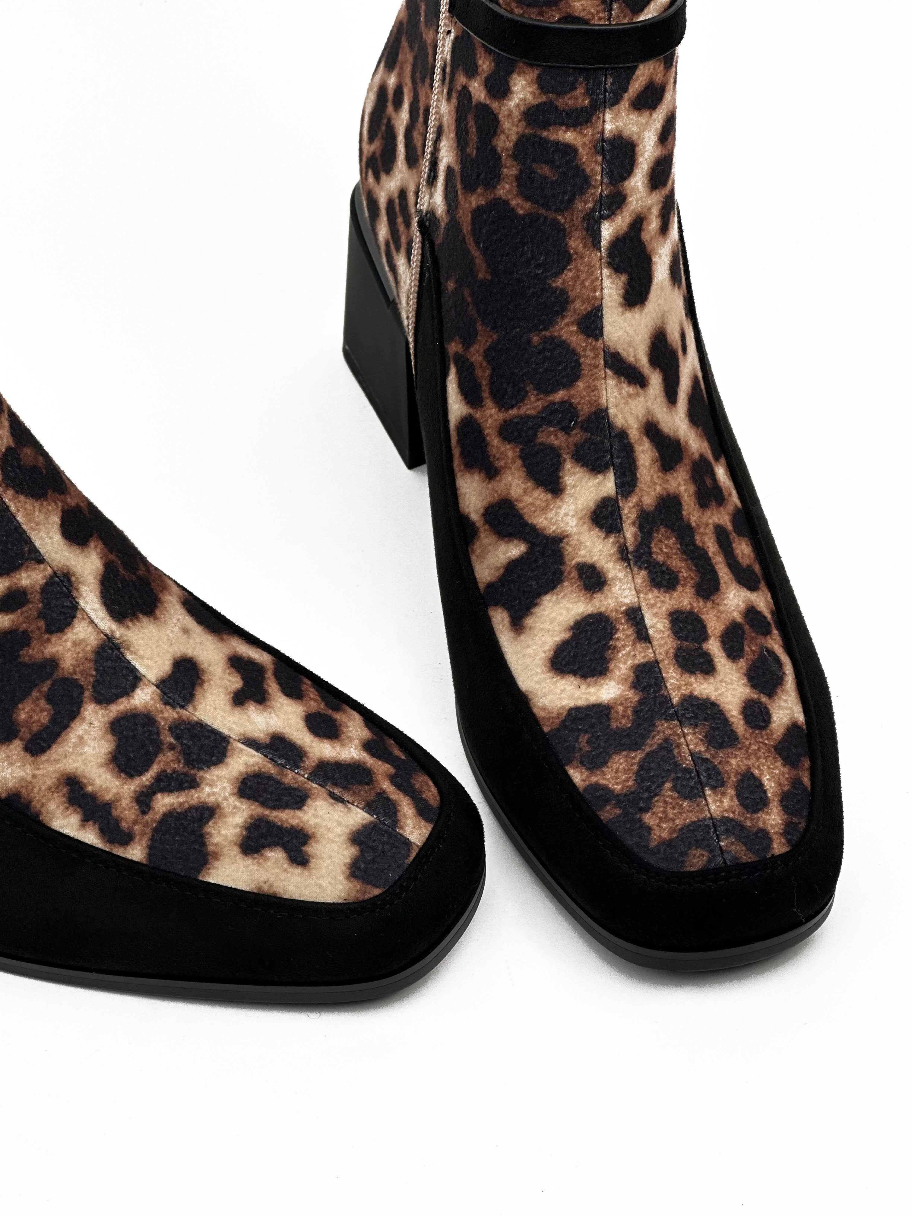 أحذية متوسطة الطول من جلد الغزال بنقشة جلد النمر