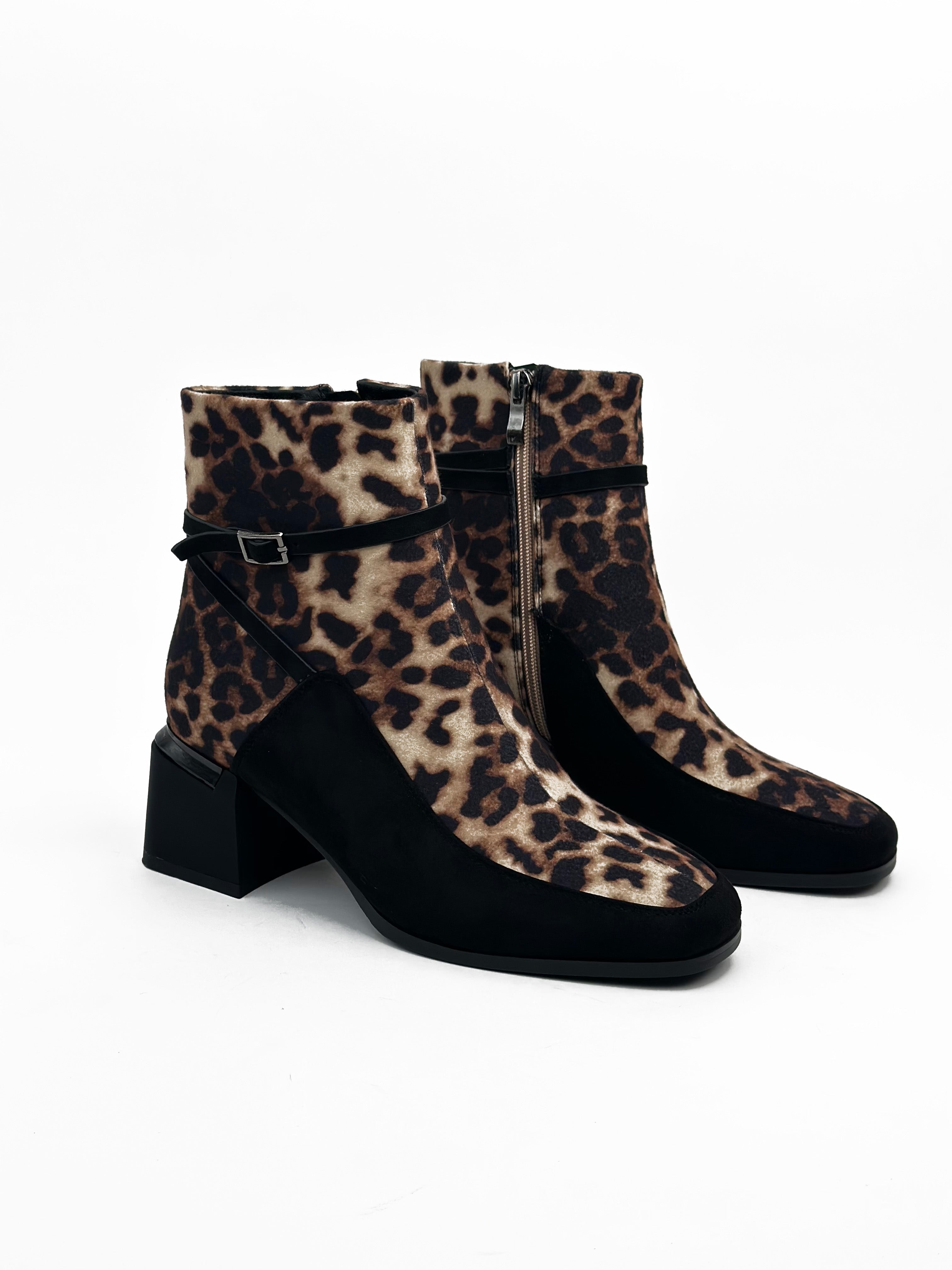 أحذية متوسطة الطول من جلد الغزال بنقشة جلد النمر