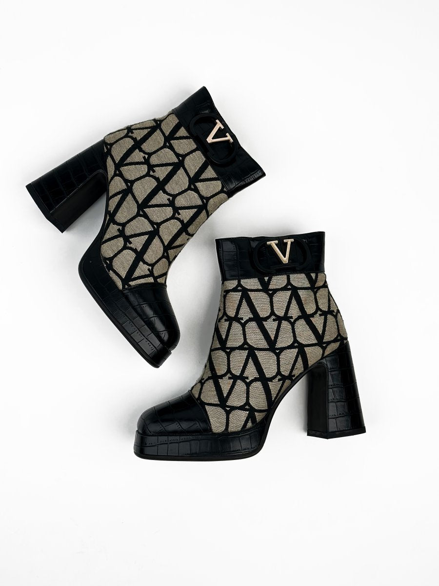 أحذية جلدية سوداء وبيج متوسطة الطول