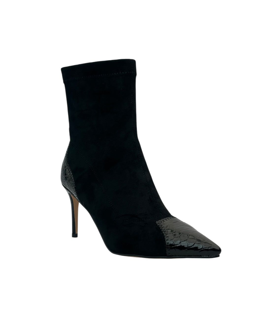 حذاء ذو مقدمة وكعب بنقشة جلد التمساح