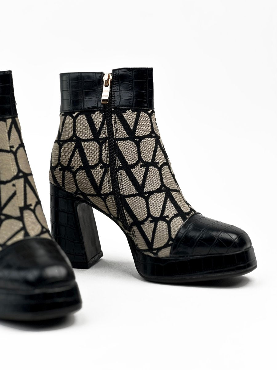 أحذية جلدية سوداء وبيج متوسطة الطول