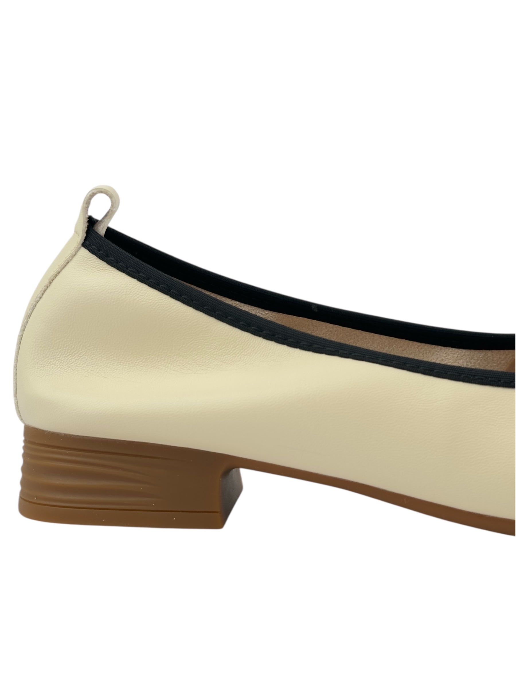 Ballerina flats with a short heel and bow