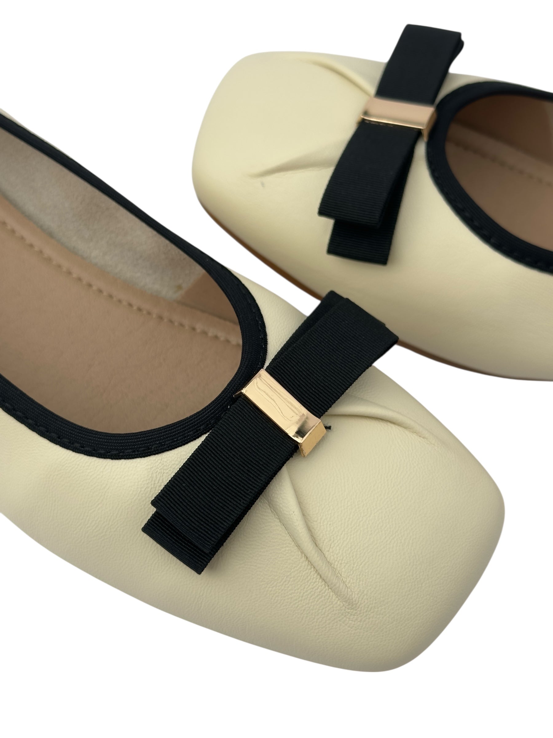 Ballerina flats with a short heel and bow