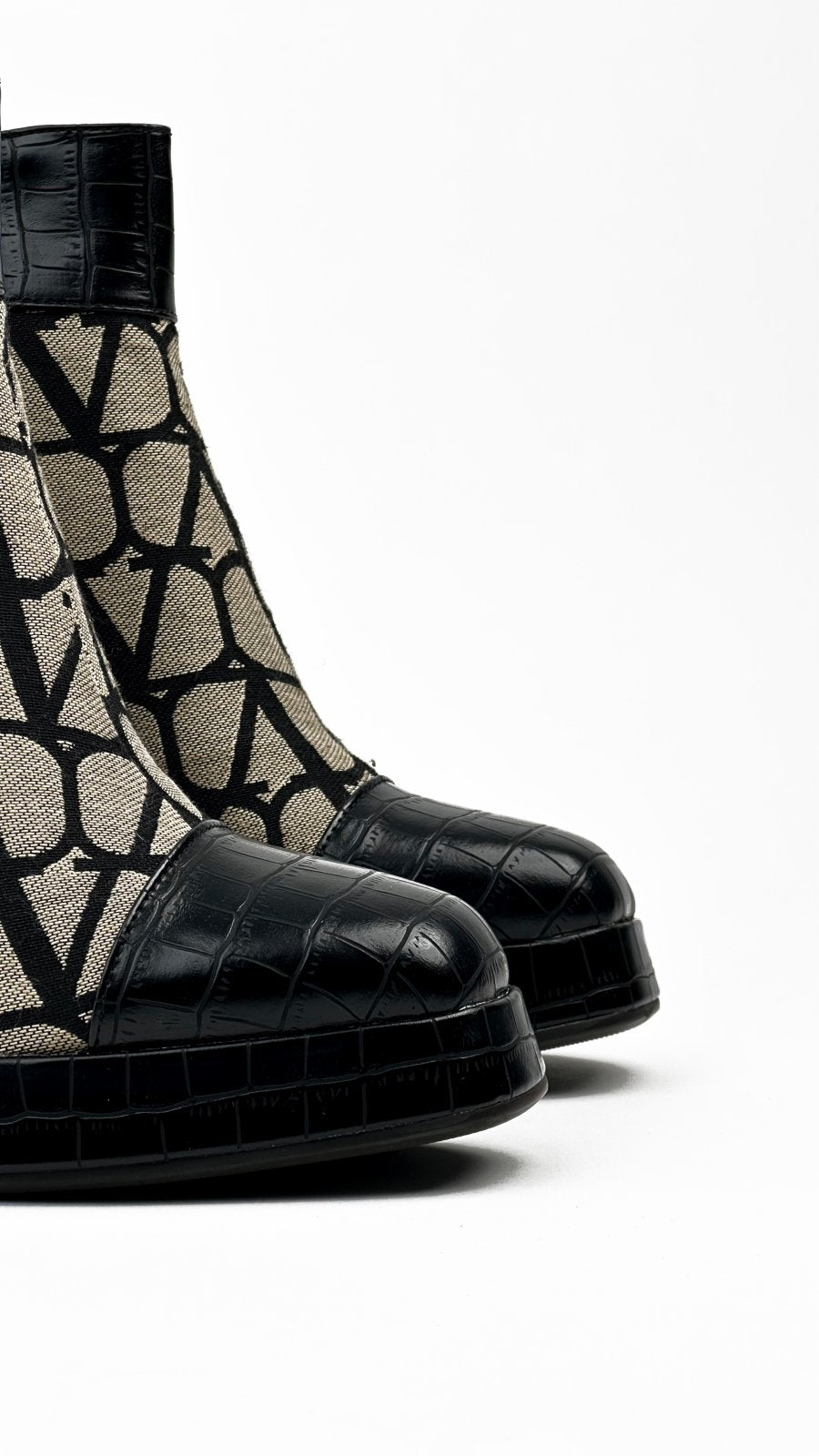 أحذية جلدية سوداء وبيج متوسطة الطول