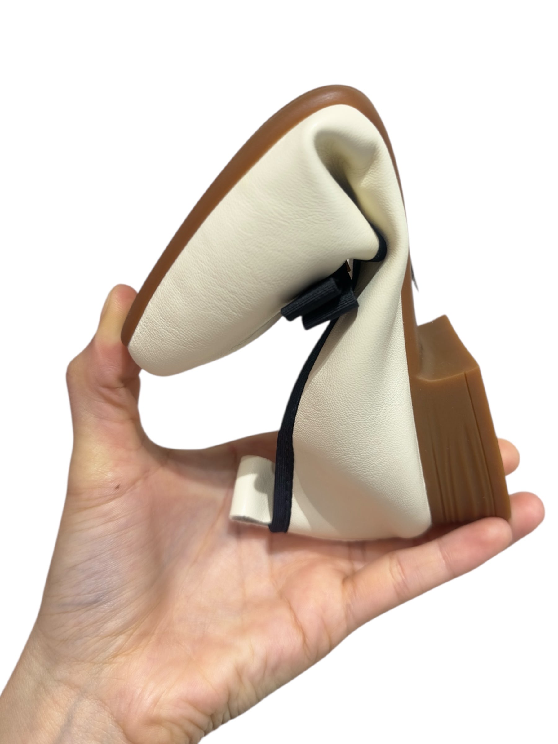 Ballerina flats with a short heel and bow