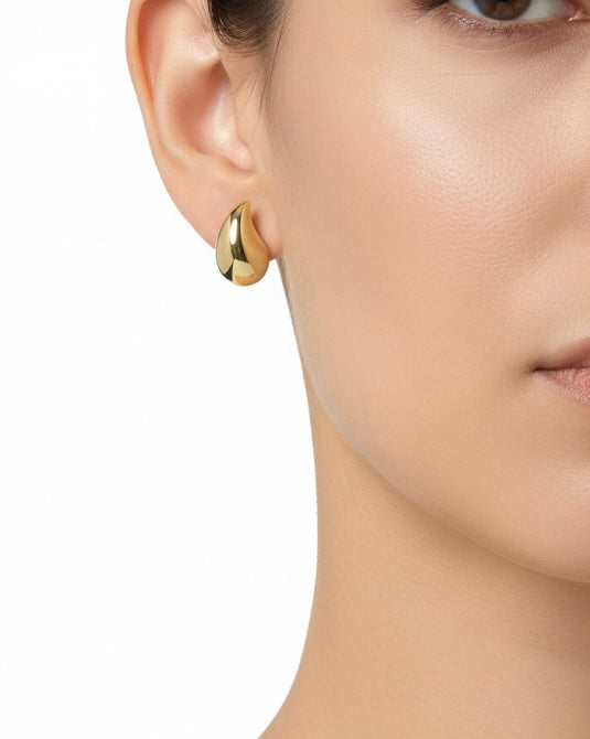 أقراط ذهبية اللون