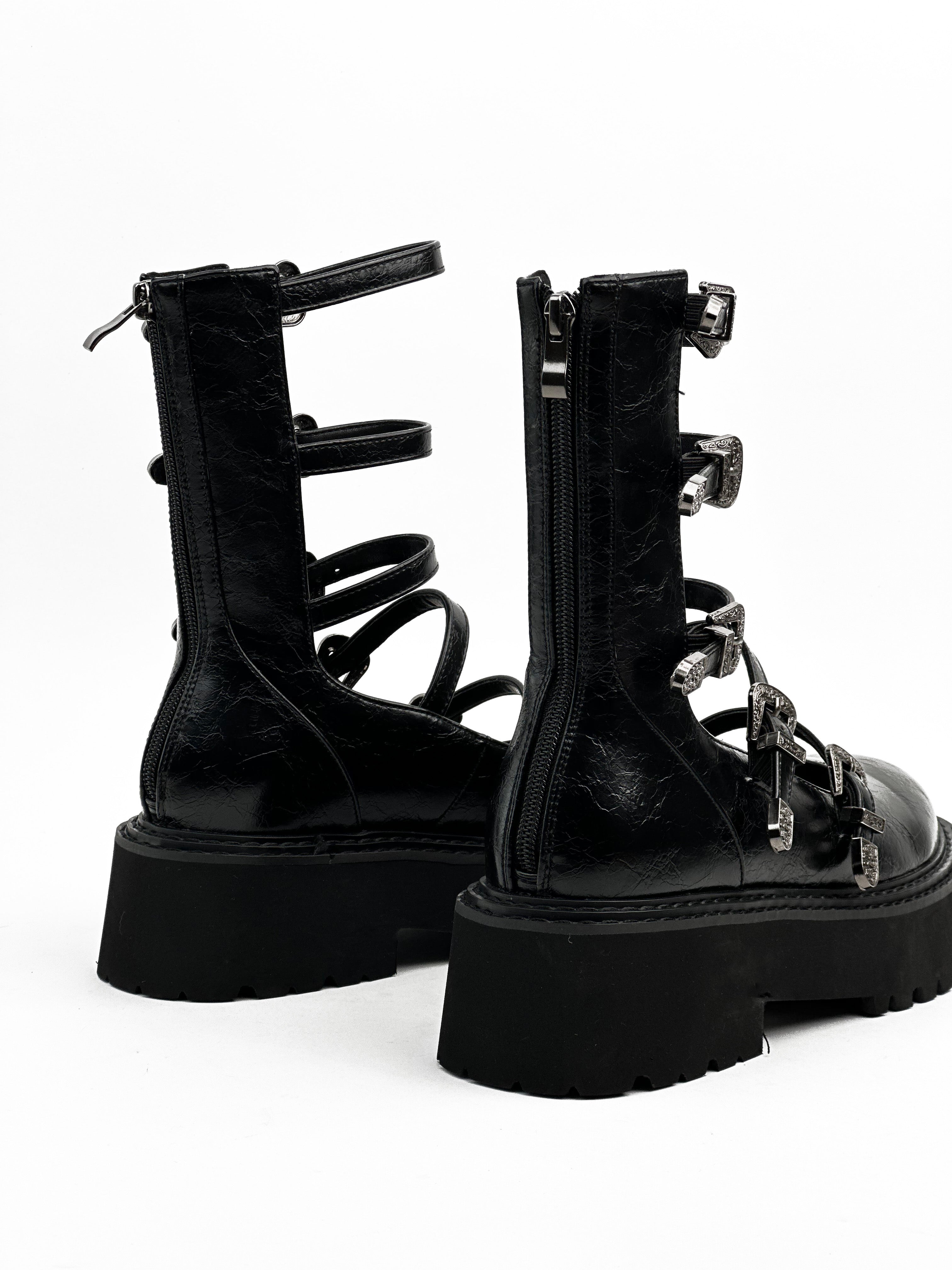 حذاء بوت قصير مفتوح من الأمام مزود بإبزيم معدني