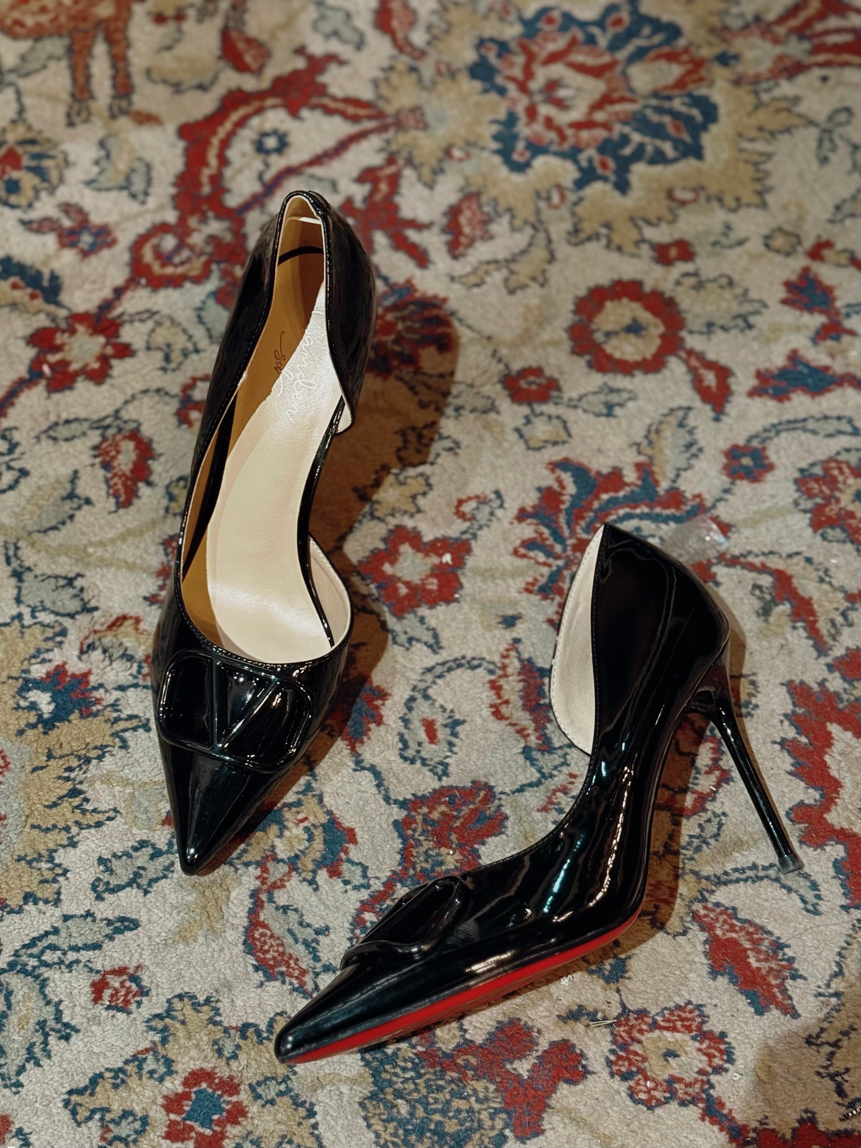 حذاء كلاسيكي بكعب عالٍ من الجلد اللامع ونعل أحمر