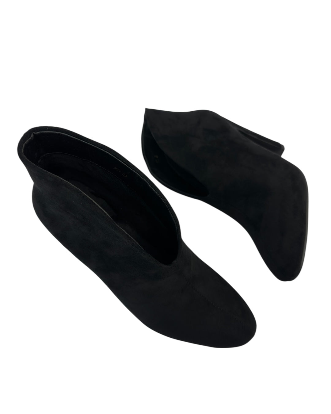 حذاء من جلد الغزال بكعب سميك وفتحة أمامية