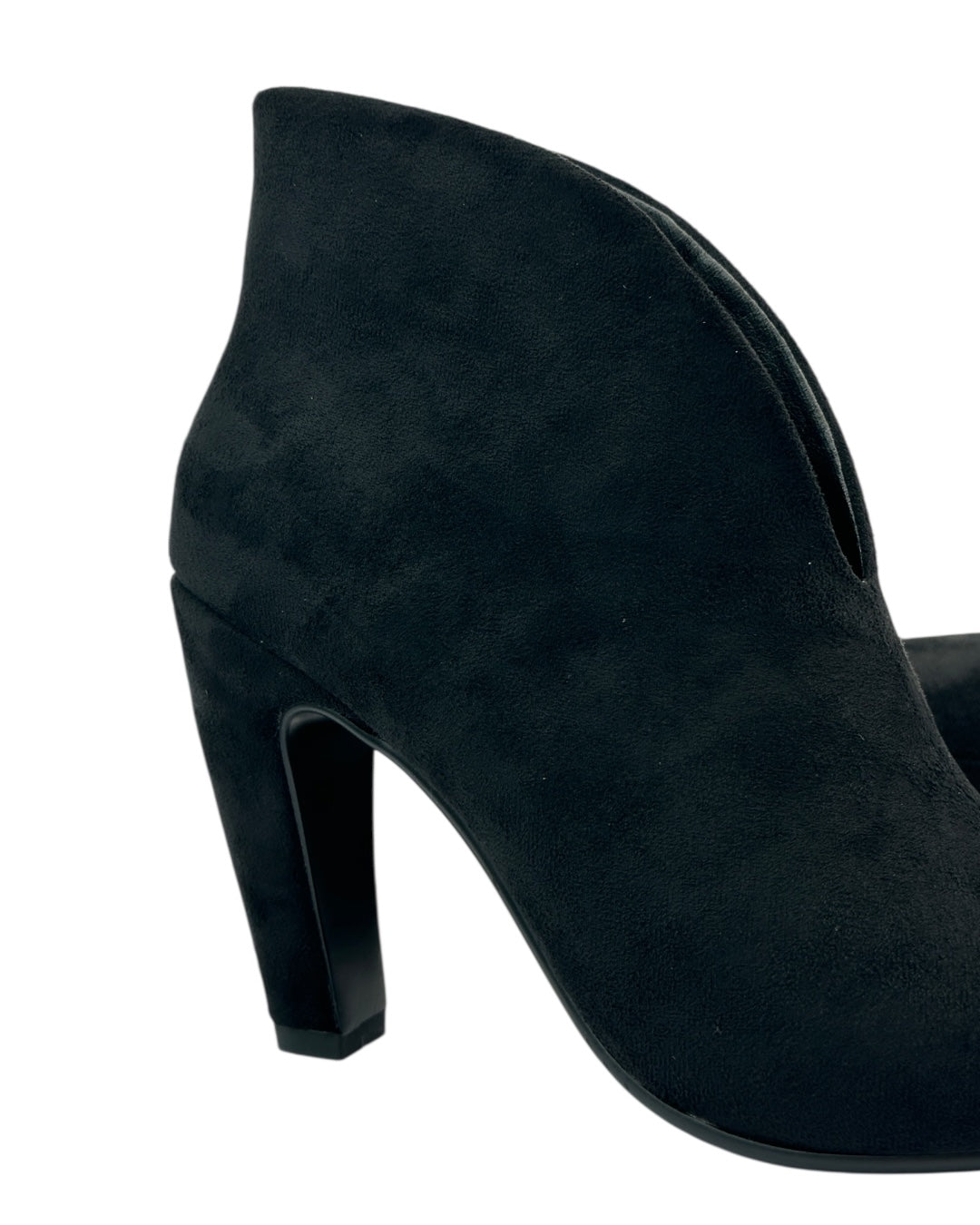 حذاء من جلد الغزال بكعب سميك وفتحة أمامية