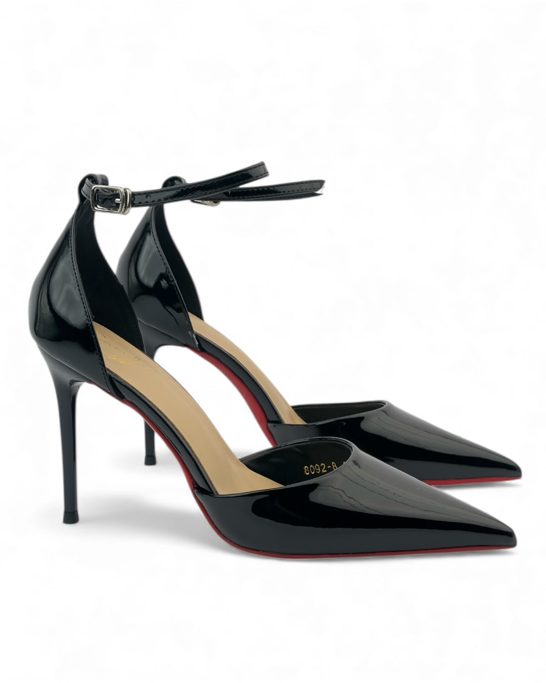 كعب عالٍ كلاسيكي من الجلد اللامع