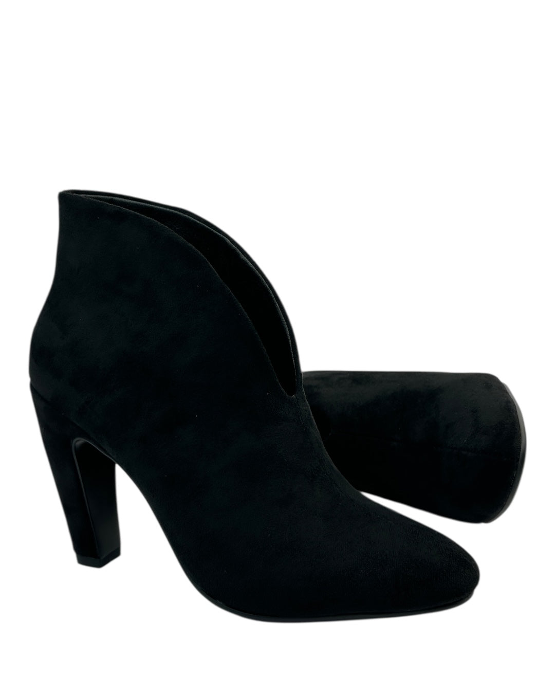 حذاء من جلد الغزال بكعب سميك وفتحة أمامية