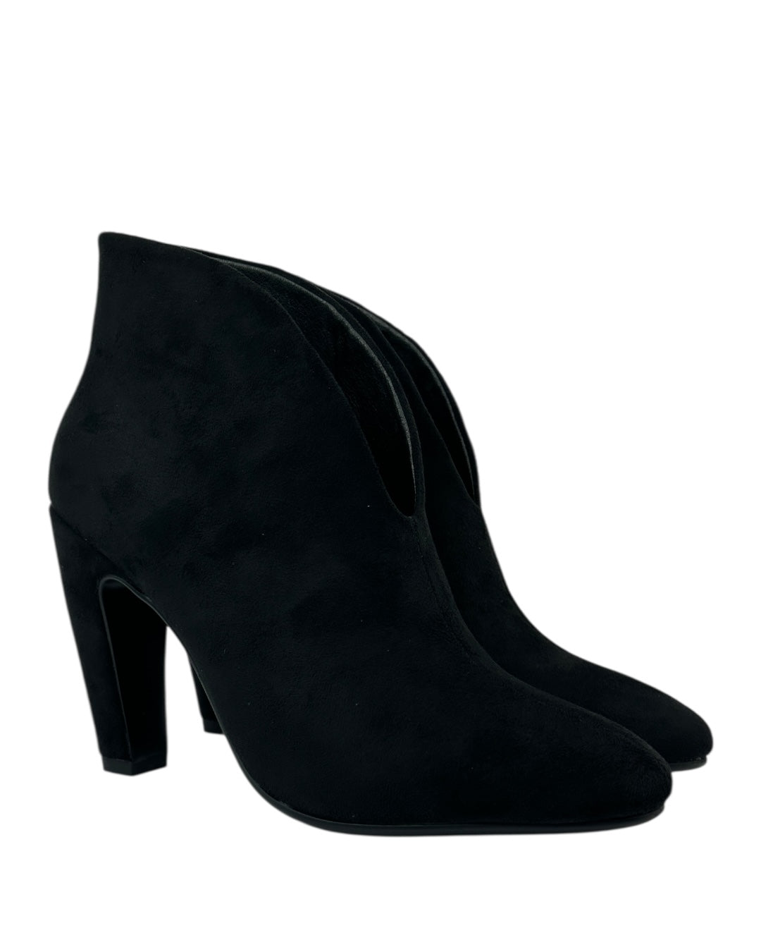 حذاء من جلد الغزال بكعب سميك وفتحة أمامية