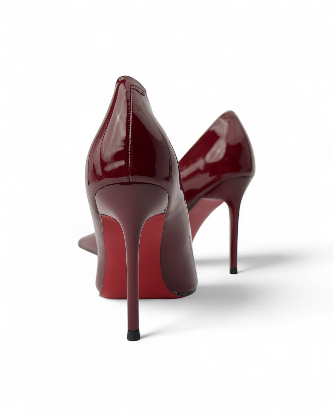 كعب من الجلد اللامع بنعل أحمر