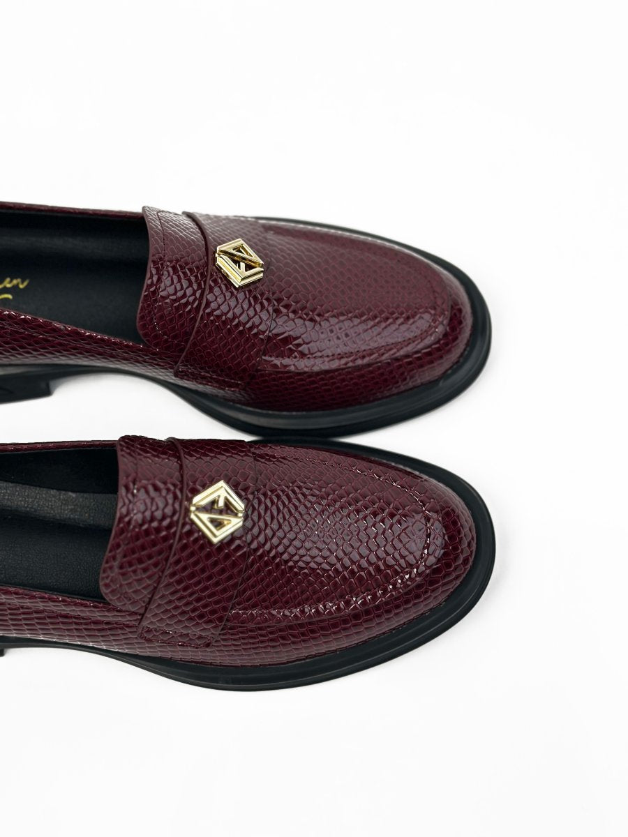 حذاء لوفر "طبي" بنقشة جلد الثعبان ولون عنابي لامع